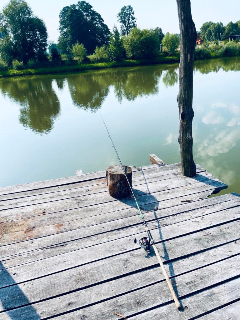 Pomost nad Jeziorem Białym - Jezioro oprócz swojej funkcji turystycznej jest świetnym miejscem do łowienia ryb.